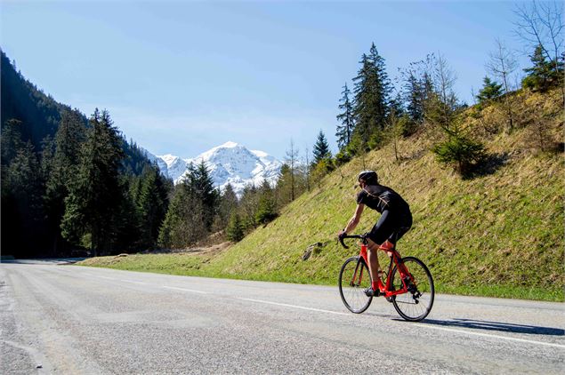 Cycliste sur la route de Pralognan - Marina KOKKELINK