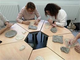 Atelier plastique "Bas -relief' avec l'artiste Eva Pelzer_Saint-Gervais-les-Bains - Eva Pelzer