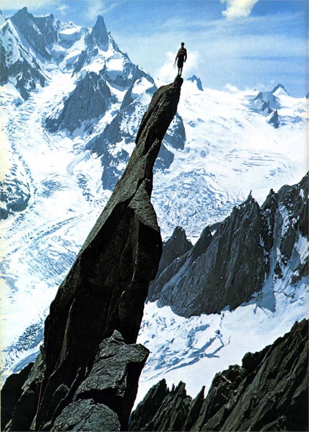 Gaston Rebuffat au sommet d'une dent vertigineuse - T.Alpinisme