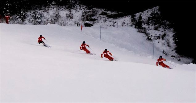 4 moniteurs de ski dévalent la pente - E.Henry - ESF