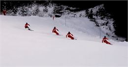 4 moniteurs de ski dévalent la pente - E.Henry - ESF