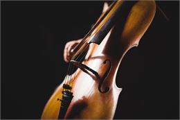 Photo d'un violoncelle - Image de wavebreakmedia_micro sur Freepik