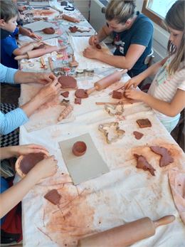 atelier poterie modelage terre au Grand Filon - animation attraction - maurienne belledonne savoie -