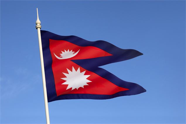 Le drapeau népalais - Terre d'Alpinisme