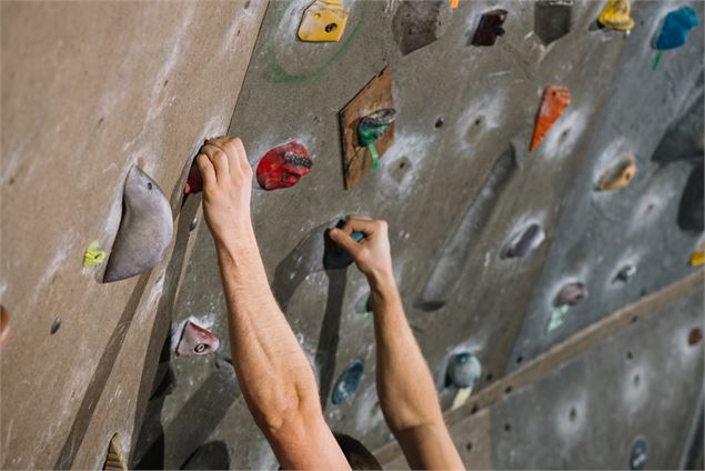 Photo de mains sur un mur d'escalade - Image par Freepik