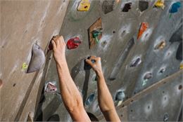 Photo de mains sur un mur d'escalade - Image par Freepik