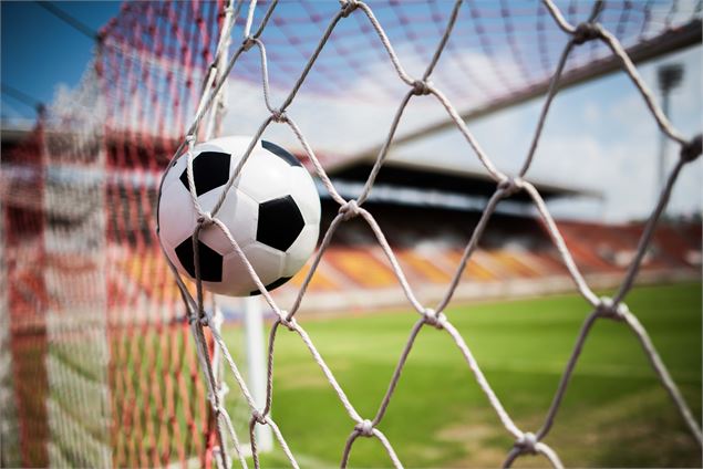 Ballon de foot dans une cage - Freepik