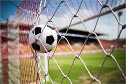 Ballon de foot dans une cage - Freepik