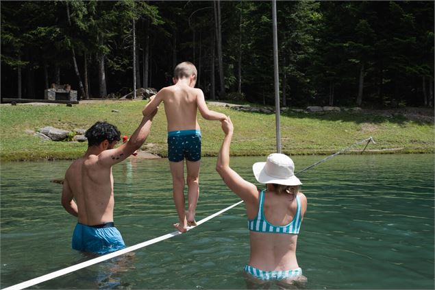 Slackline au dessus du lac - G.Lavilla - OTHMV