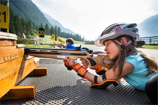 Des enfants tirent à la carabine, biathlon ludique - Anael.Dang - OTHMV