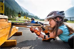 Des enfants tirent à la carabine, biathlon ludique - Anael.Dang - OTHMV