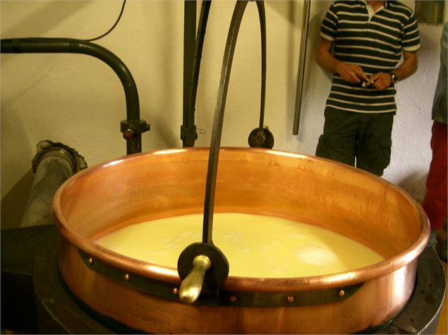 Préparation du fromage Beaufort - K. Mugnier - Fondation Facim