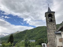 A la tombée de la nuit, le village de St-Marcel se dévoile, depuis le sanctuaire jusqu'à la chapelle