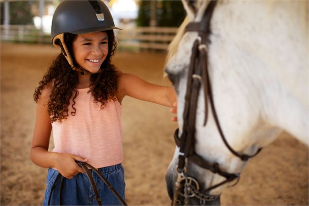 Photo d'une jeune fille avec un poney - Freepik