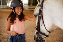 Photo d'une jeune fille avec un poney - Freepik