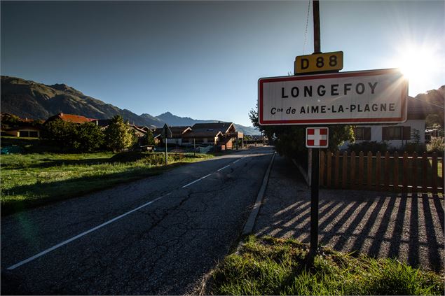 Longefoy : entrée du village - A.Abondance