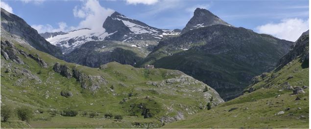 Le refuge d'Avérole entouré de montagnes - De Broucker et Roudnitska