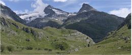 Le refuge d'Avérole entouré de montagnes - De Broucker et Roudnitska