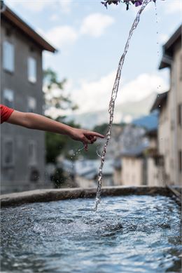 Main d'enfant sous la fontaine d'Aussois - Alban Pernet - OTHMV