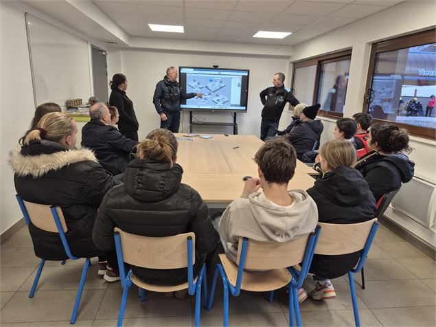 Les nivoculteurs donnent des expliquations devant un écran - SEM de Val Cenis