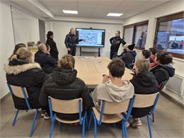 Les nivoculteurs donnent des expliquations devant un écran - SEM de Val Cenis