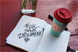 Photo d'un carnet d'écriture avec un mug - Pixabay