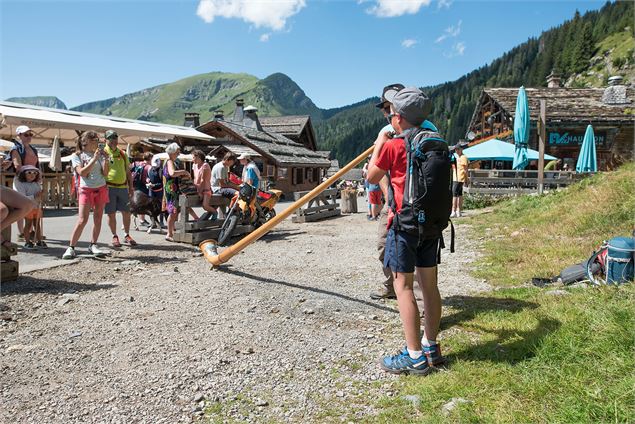 Initiation au cor des alpes au village des chèvres. - Yvan Tisseyre / OT Vallée d'Aulps