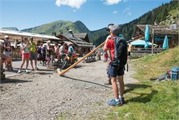 Initiation au cor des alpes au village des chèvres. - Yvan Tisseyre / OT Vallée d'Aulps