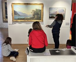 Enfants dans une salle Beaux arts - Musées d'Annecy