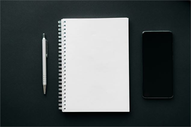 Jeu de rôle La plaine des bourdonnements - https://unsplash.com/fr/s/photos/jeu-de-r%C3%B4le