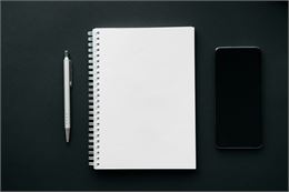 Jeu de rôle La plaine des bourdonnements - https://unsplash.com/fr/s/photos/jeu-de-r%C3%B4le