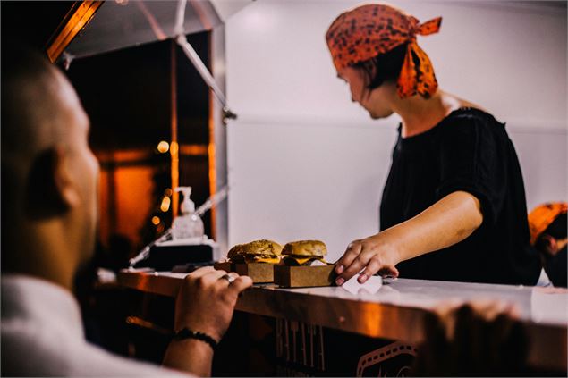 Le jeudi soir c'est Food Truck - Photo de Edward Eyer: https://www.pexels.com/fr-fr/photo/homme-port