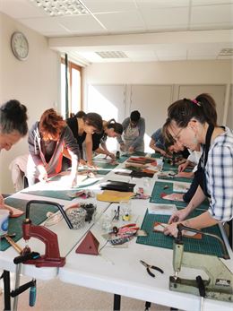 Atelier "fabrication d'un porte monnaie en cuir"_Valmeinier - Utopia cuir - OT Valmeinier