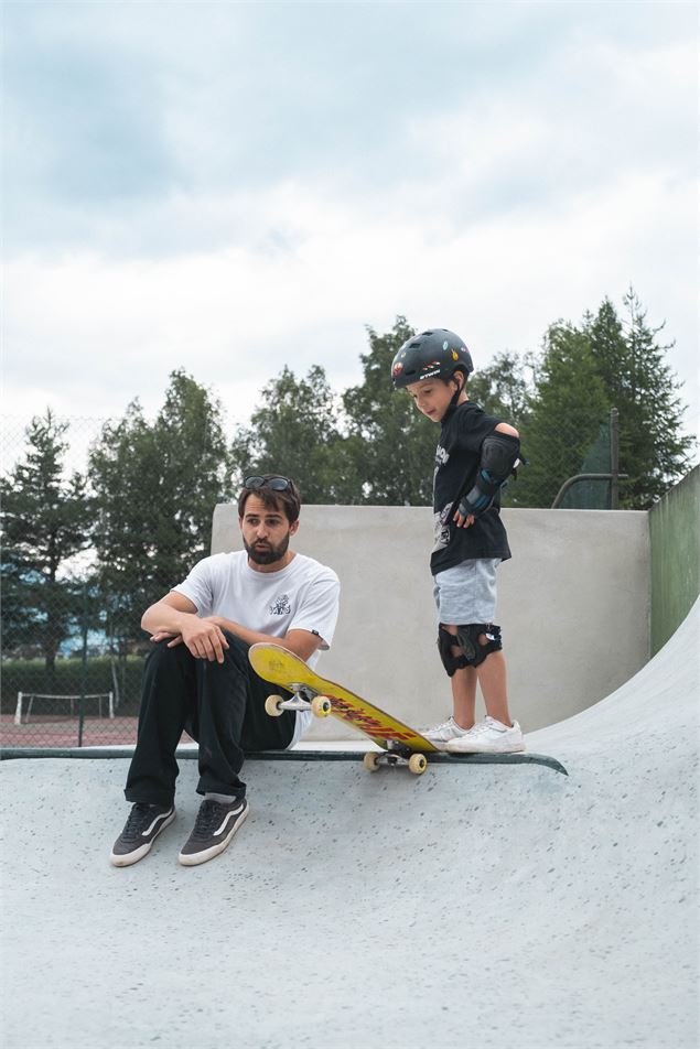 Homme et enfant sur un skatepark - OTHMV G.Lavila