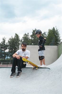Homme et enfant sur un skatepark - OTHMV G.Lavila