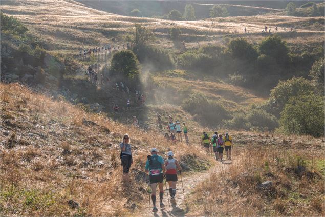 photo de personnes qui courent en montagne - OT - Valmeinier