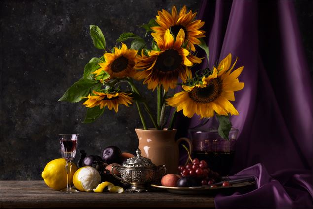 Nature morte style baroque avec fleurs et fruits - Freepick