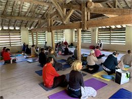 Visuel de personnes pratiquant le Yoga - ©Domaine de La Garde