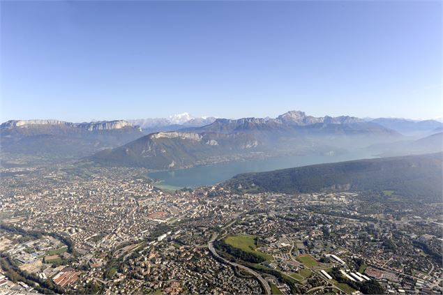Vue aérienne du bassin entre lac et montagne - Ville d'Annecy