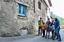 Visite-jeu avec l'âne Antoine - © S. Perez