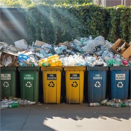 photo de différentes poubelles de tri et déchets