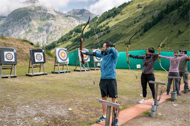 Groupe d'amis qui font du tir à l'arc à Val d'Isère - Tristan Shu