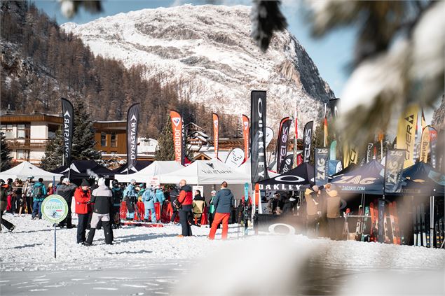 Village de Marques Premières Traces à Val d'Isère - Yann Allegre