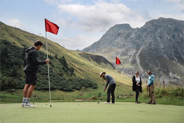 Famille qui joue au golf dans la Vallée du Manchet à Val d'Isère - Yann Allegre