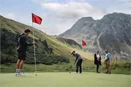 Famille qui joue au golf dans la Vallée du Manchet à Val d'Isère - Yann Allegre