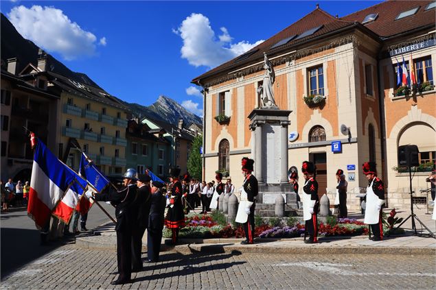 cérémonie au monument aux morts au centre-ville de Thônes - OT Thônes CDV