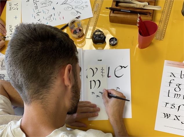 Un participant de l'atelier Calligraphie aux Archives départementales de la Haute-Savoie - Archives 