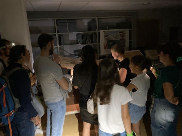 Un groupe en visite dans un magasin de conservation des Archives départementales de la Haute-Savoie 