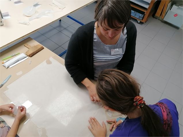 Un document à l'atelier de conservation - restauration des Archives départementales de la Haute-Savo