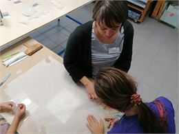 Un document à l'atelier de conservation - restauration des Archives départementales de la Haute-Savo